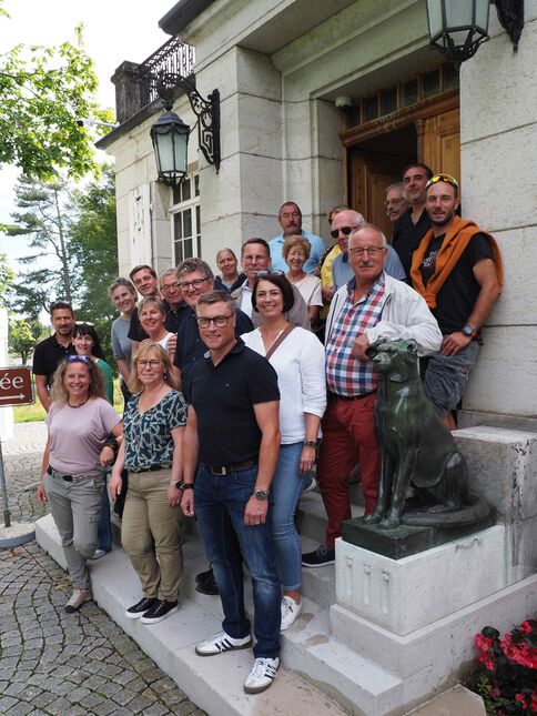 Die Spenglermeisterinnen und Spenglermeister mit Begleitung vor dem Musée d’horlogerie du Locle im Château des Monts. (Fotos: VDSS)